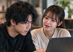 自分で書いたコードをスタッフと確認する男性
