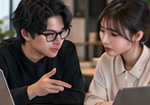 スタッフとレビューし改善点を話し合う男性